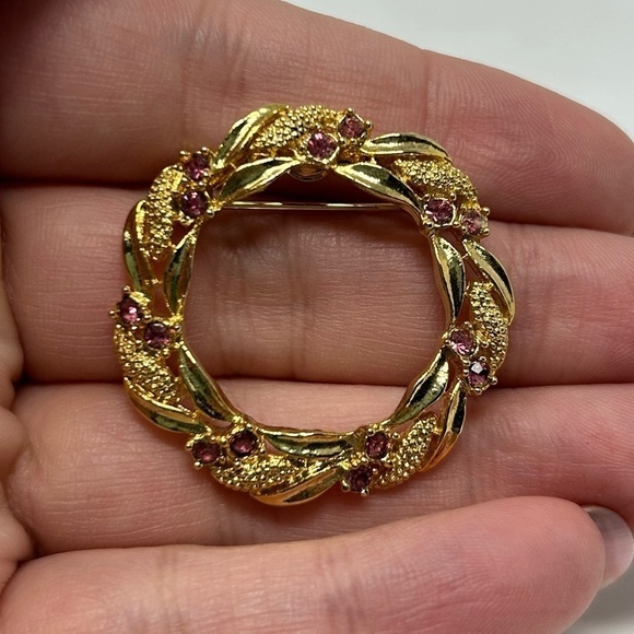 Vintage Gerry's Small Gold Tone Leaf Wreath Brooch with Pink Rhinestones - Picture 1 of 5